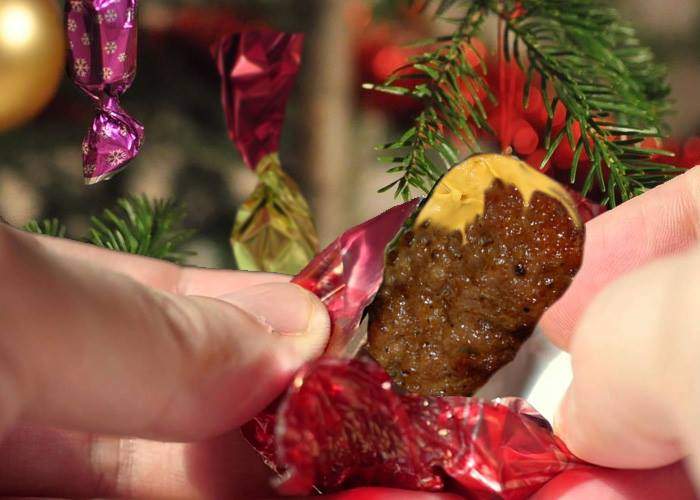 Ca să simtă cu adevărat că e sărbătoare, românii agaţă în brad mici înveliţi în staniol, nu bomboane