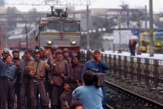 Întârzierile CFR ne-au salvat din nou! Minerii chemaţi de Iliescu au ratat protestul şi de data asta