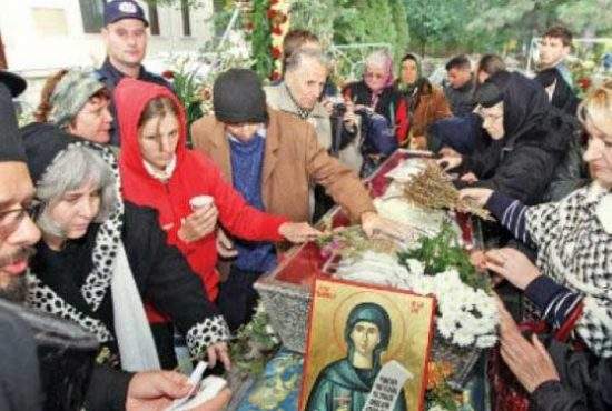Exorcism! Un român s-a dus la moaștele Sf. Parascheva să scoată din el un demon care refuză băutura