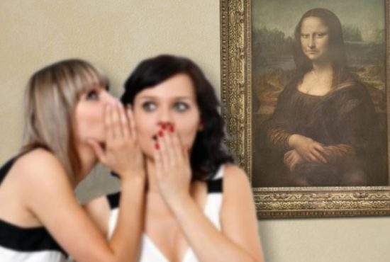 Două vizitatoare de la Luvru au bârfit-o pe Mona Lisa atât de mult încât i-a dispărut zâmbetul