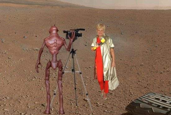 Robotul Curiosity a pozat-o pe Marte pe Monica Tatoiu în timp ce dădea un interviu