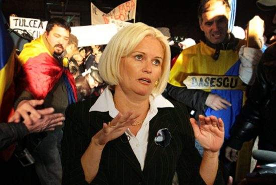 Monica Tatoiu este în mijlocul manifestanților din București, Târgu Mureș, Timișoara și Sibiu