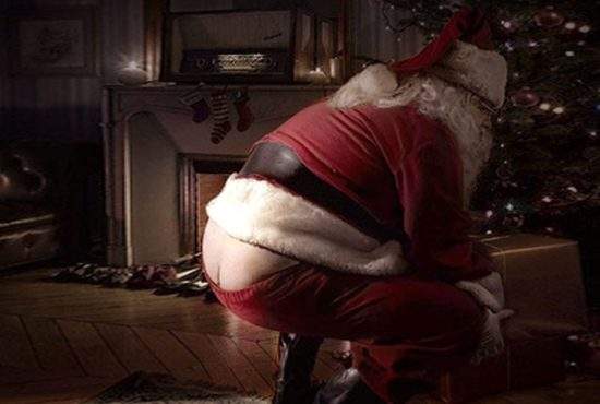 Moș Crăciun, dat de gol când s-a aplecat să pună cadourile sub brad: era instalatorul!