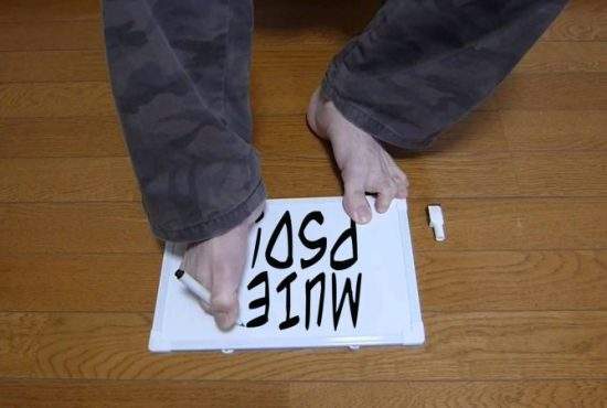 Respect! Un român fără mâini a învățat să-și folosească picioarele ca să scrie și el ”MUIE PSD”