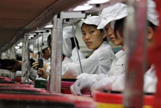 Scade prețul la iPhone! Chinezii pot face acum doi copii care să muncească în fabricile Apple