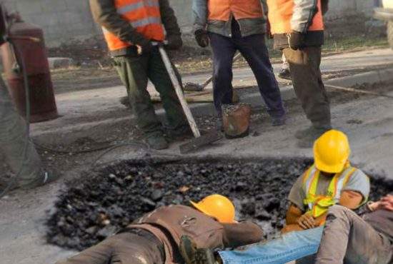 Drumarii care săpau o groapă în Bucureşti au găsit o echipă de muncitori care dormea acolo din ‘92