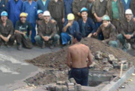 Demn de Guinness Book: 147 de muncitori s-au adunat în jurul unuia care săpa o groapă