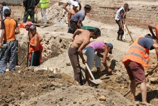 Sute de caracaleni, păcăliţi să vină azi la muncă după ce li s-a spus că e 31 aprilie, nu 1 mai