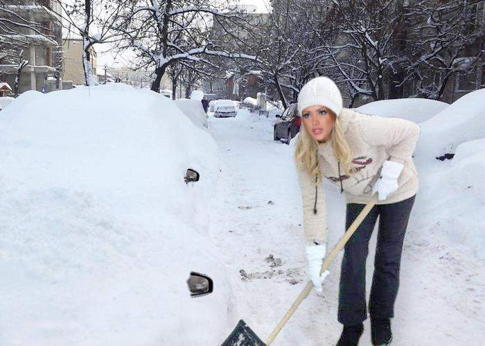 Poza zilei: Bianca Drăguşanu, surprinsă că nămeţii au oglinzi retrovizoare