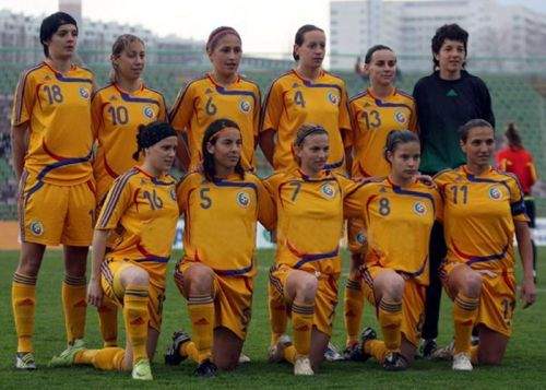 Antrenorul Naţionalei de fotbal feminin, acuzat că a adus femei in cantonament