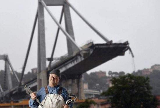 Părerea unui instalator român despre podul prăbuşit în Italia: “Cine a lucrat acolo n-a fost meşter bun!”