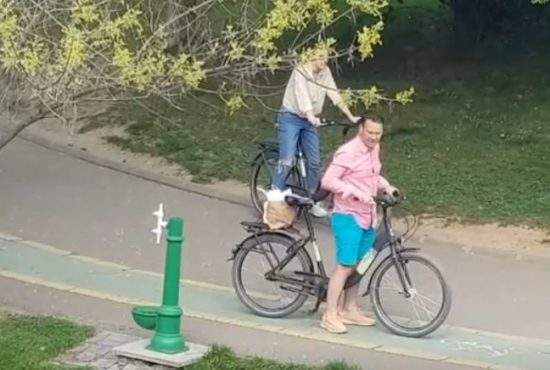 Român, indignat după ce a văzut clipul cu Negoiță în parc: ”Aia e bicicleta mea!”