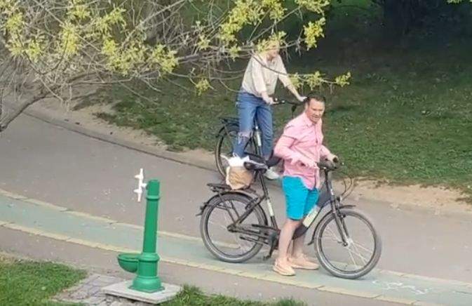 Român, indignat după ce a văzut clipul cu Negoiță în parc: ”Aia e bicicleta mea!”