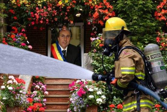 Încă un abuz al primarului Nichita! Pompierii din Iaşi spun că erau puşi să-i ude florile