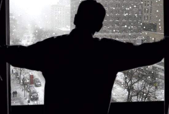 Un român s-a uitat pe geam şi a înţeles aluzia: „Emigrez în Canada!”