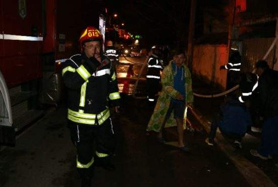 Noapte fierbinte pentru un bărbat din Berceni. I-a luat foc garsoniera!