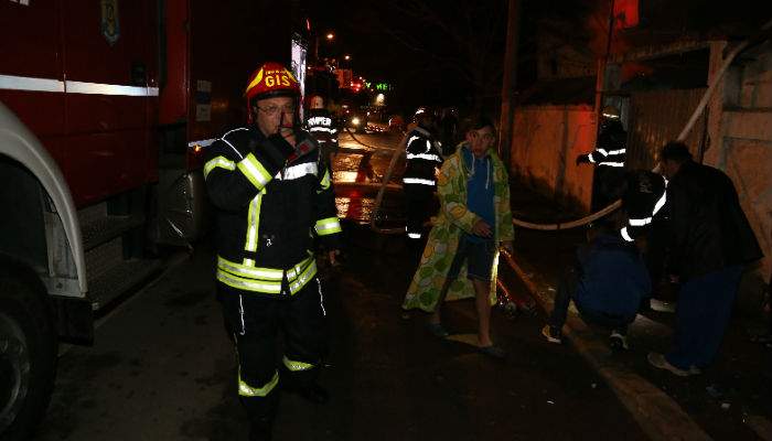 Noapte fierbinte pentru un bărbat din Berceni. I-a luat foc garsoniera!