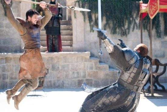 Izolat de toți colegii! Pentru că n-a văzut Game of Thrones aseară, nimeni nu vorbește cu el