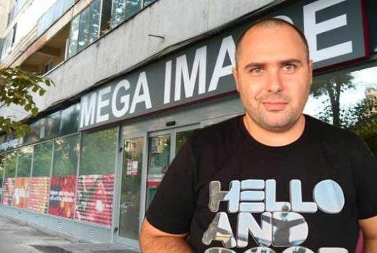 Un român a strâns atâtea abțibilduri Mega Image că acum deține 10% din companie