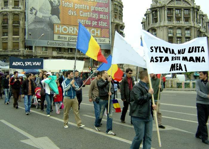 Mii de onanişti ţin un marş spontan în memoria actriţei din Emanuelle