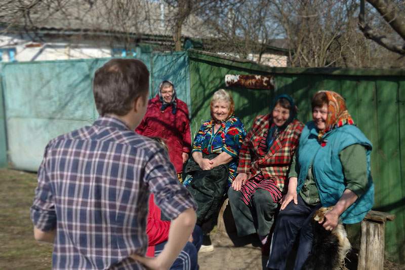 Un ONG trimite anual voluntari în satele fără curent, să le povestească „Singur acasă”