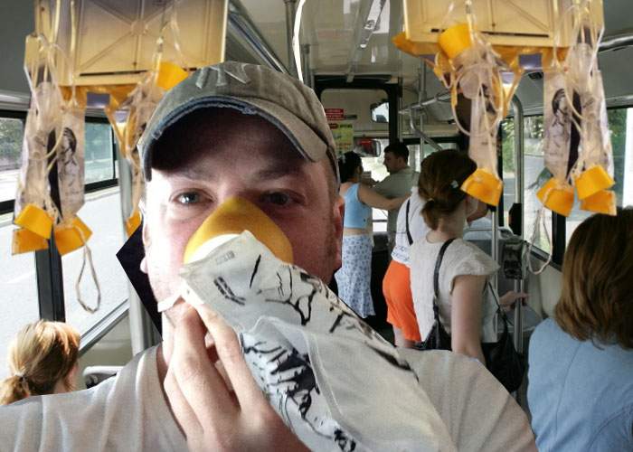 Când miroase prea tare a transpirație, în autobuzele RATB vor cădea măștile cu oxigen, ca-n avion