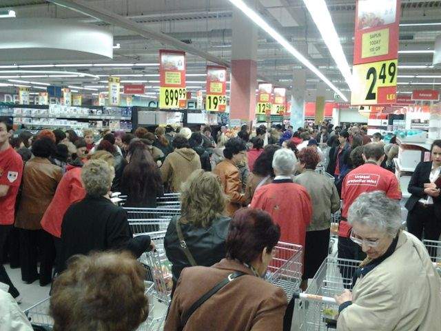 Panică în supermarket după ce unui bărbat i s-a făcut rău când a văzut câte a cumpărat soţia