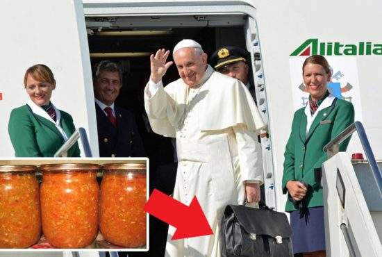 Un român a reuşit să strecoare în bagajul Papei nişte zacuscă pentru rudele din Italia