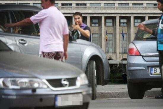 Credeai că nu se poate nesimţire mai mare? După taximetrişti, mâine protestează şi parcagiii