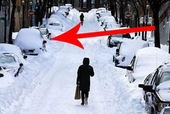 Din cauza zăpezii, unei femei i-au alunecat roţile şi a parcat lateral din prima