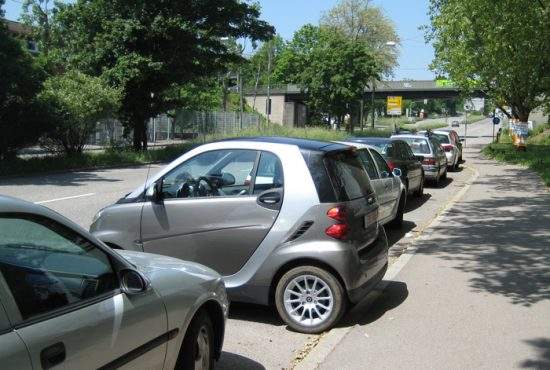 Şoferiţele, revoltate că noul Cod Rutier nu interzice parcările laterale