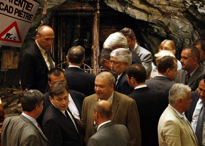 Ca să se poată documenta temeinic, parlamentarii vor fi închişi 5 ani în mina de la Roşia Montană