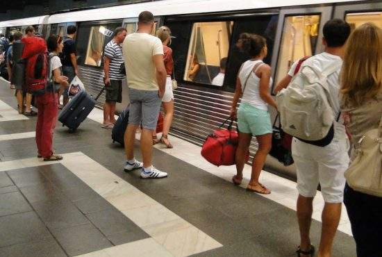 Studiu! Pasagerii care urcă în staţii cu peron pe dreapta sunt mai inteligenţi