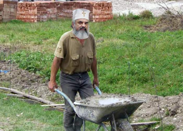 Pentru că a pierdut un pariu, Patriarhul Daniel lucrează singur la Catedrala Neamului