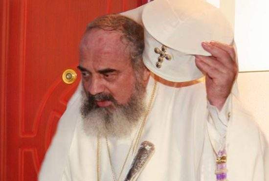 Patriarhul Daniel chiar ţine la banii lui! A refuzat să-i deschidă preotului venit cu icoana