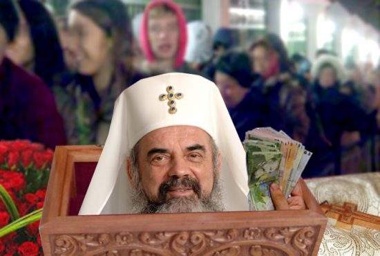 Şoc pentru credincioşii care au pus bani în racla Sf. Parascheva. În raclă era Patriarhul Daniel!