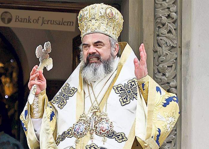 Patriarhul i-a afurisit pe românii care îşi bat joc de Biserică şi lasă monede în cutia milei