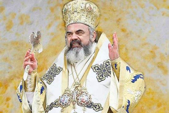 Probleme de sezon! Patriarhul Daniel s-a tăvălit în zăpadă galbenă, convins că e de aur