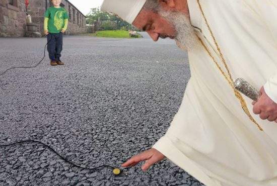 Patriarhul Daniel, chinuit 2 ore de nişte copii poznaşi, cu o monedă legată cu aţă