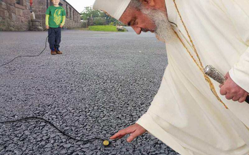 Patriarhul Daniel, chinuit 2 ore de nişte copii poznaşi, cu o monedă legată cu aţă