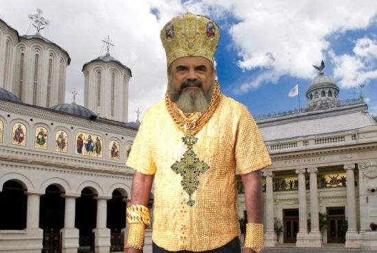 Pentru că e cald, Patriarhul renunţat la straiele grele şi a venit la slujbă doar într-un maiou de aur