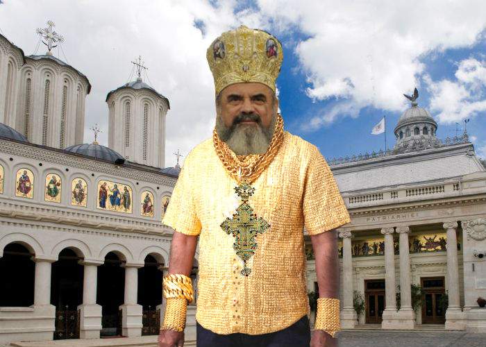 Pentru că e cald, Patriarhul renunţat la straiele grele şi a venit la slujbă doar într-un maiou de aur