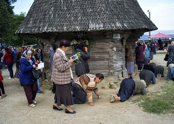 Scandalos! Românii care mergeau în 4 labe în jurul bisericii au învăţat mersul biped şi acum pretind că ar fi oameni