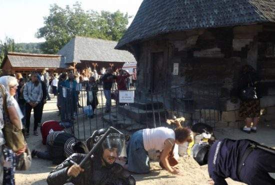 Violenţe şi la Nicula. Pelerinii care înconjurau biserica în patru labe, atacaţi de jandarmi în patru labe!