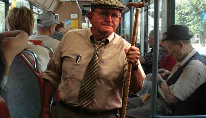 Pensionar de 85 ani: Mă dezgustă pensionarii de 65 ani care nu-mi cedează locul în autobuz!