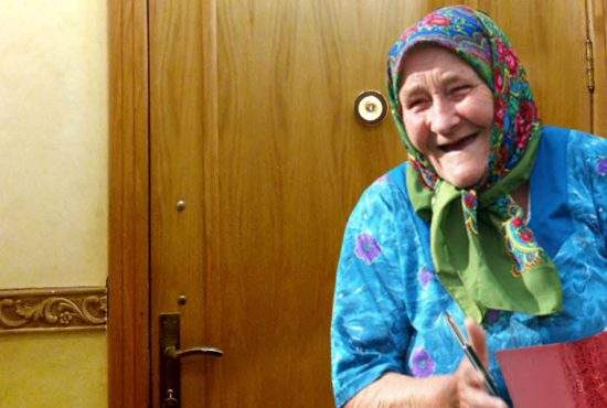O pensionară a publicat o carte despre apartamentul vecin: „O viață prin vizor”