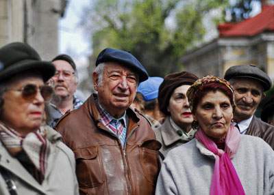 Protestele se extind: Pensionarii vor coduri de interfon mai scurte!