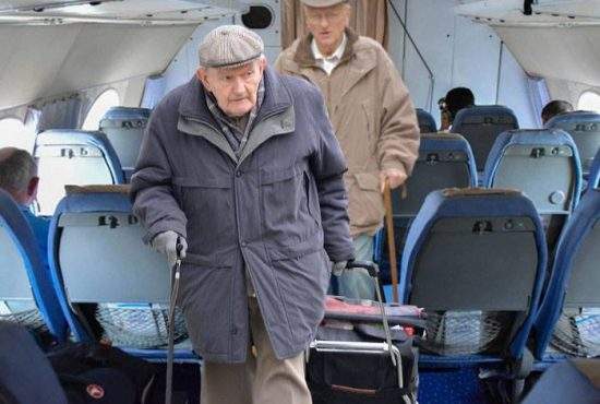 Pentru că oricum merge în pierdere, TAROM le dă gratuitate pensionarilor pe toate zborurile companiei