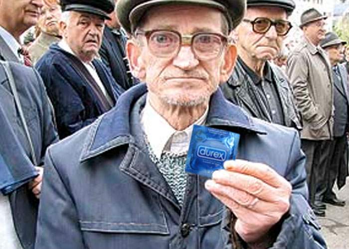 Preocupat că pensionarii se înmulţesc pe zi ce trece, Guvernul le-ar putea împărţi prezervative