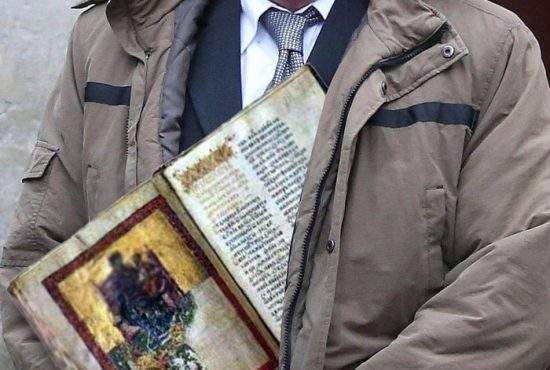 A fost prins bibliofilul din lift, care i-a arătat unei fete un Tetraevangheliar din secolul XVI